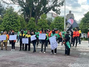 Massa Ojol Geruduk DPRD DIY Minta Dukungan Aksi Serentak 20 November