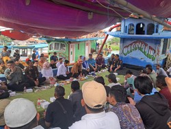 Curhat ke Andra Soni, Nelayan Keluhkan Kapalnya Kerap Tertabrak Tongkang Curhat ke Andra Soni, Nelayan Keluhkan Kapalnya Kerap Tertabrak Tongkang
