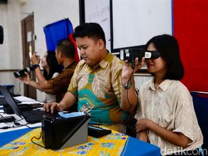 Antusias Pelajar Rekam KTP di Sekolah Antusias Pelajar Rekam KTP di Sekolah