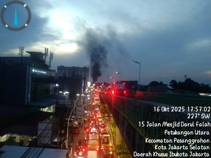 Bangunan di Jalan Ciledug Raya, Jakarta Selatan (Jaksel) terbakar. Kebakaran ini berdampak pada layanan bus TransJakarta (TransJ). (dok TransJakarta)