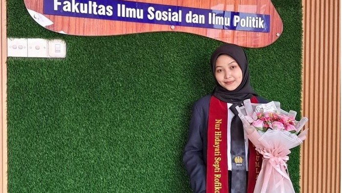 Kisah Inspiratif, Anak Petani Raih Predikat Wisudawan Terbaik dengan 'Strategi Catur' Unesa