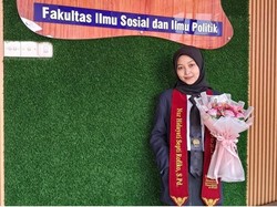 Terapkan Strategi Catur, Anak Buruh Tani Ini Jadi Wisudawan Terbaik Unesa Terapkan Strategi Catur, Anak Buruh Tani Ini Jadi Wisudawan Terbaik Unesa