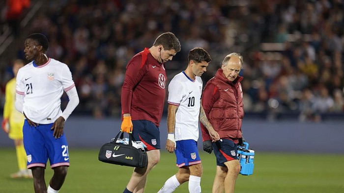 COMMERCE CITY, COLORADO - OCTOBER 14: Christian Pulisic #10 of the United States leaves the game after picking up an injury during the first half against Australia during an international friendly at Dicks Sporting Goods Park on October 14, 2025 in Commerce City, Colorado. (Photo by John Dorton/ISI Photos/USSF/Getty Images)