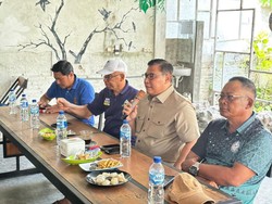 F-Gerindra Janji Tindak Lanjuti Keluhan Pengusaha soal Kelangkaan Bibit Ayam F-Gerindra Janji Tindak Lanjuti Keluhan Pengusaha soal Kelangkaan Bibit Ayam