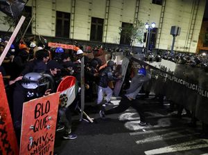 Demonstrasi Antikorupsi di Peru Memanas, Massa Bentrok dengan Polisi