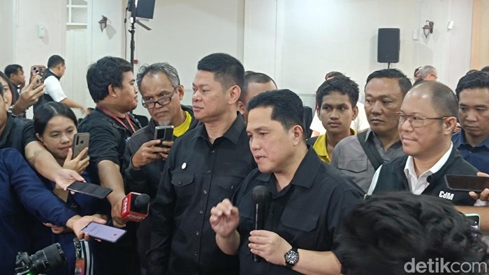 Erick Thohir Hindari Pertanyaan soal Kluivert: Saya Lagi Jadi Menpora