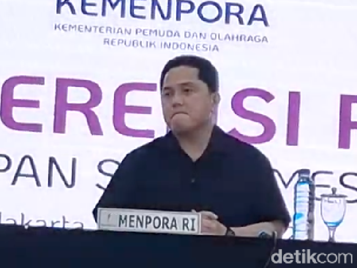 Menpora Erick Thohir tidak mau berbicara soal pemecatan Patrick Kluivert. Erick menyebut, dirinya saat ini sebagai Menpora, bukan Ketum PSSI.