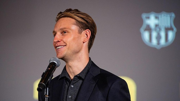 FC Barcelona player Frenkie de Jong renews his contract as an FC Barcelona player until 2029 in the Commercial Office of FC Barcelona, in Barcelona, Spain, on October 15, 2025. (Photo by Urbanandsport/NurPhoto via Getty Images)