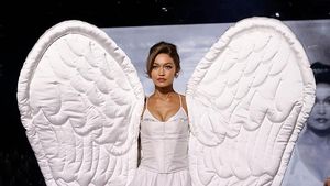 Foto: Gigi Hadid Bersayap Putih Victorias Secret Show, Bak Bidadari Sungguhan