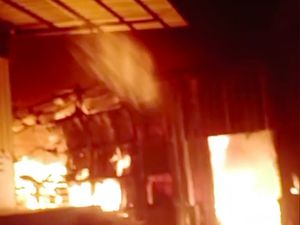 Gudang Paket di Cakung Kebakaran, Sebagian Isinya Hangus Terbakar