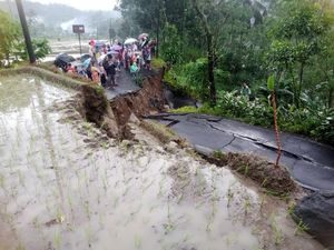 2 Dusun Terisolasi Usai Jalan Desa Panusupan Purbalingga Kena Longsor