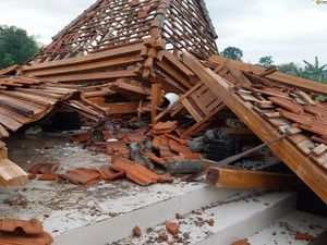 Joglo Rumah Kos di Mlati Sleman Ambruk, 8 Orang Tertimpa