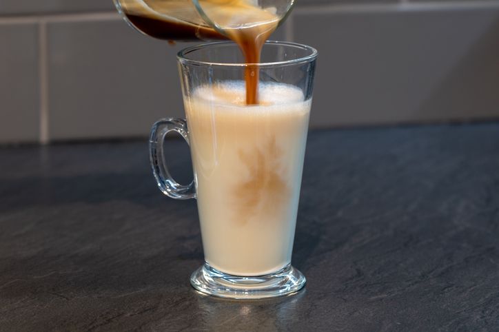 Kopi milk brew. Ilustrasi