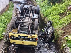 Mobil Boks Oleng Tabrak 4 Motor lalu Masuk Parit
