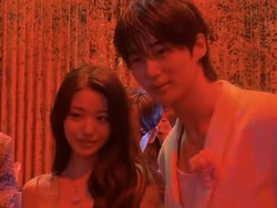 Bertabur Bintang, Intip 7 Momen Interaksi Idol-Aktor di Acara W Korea