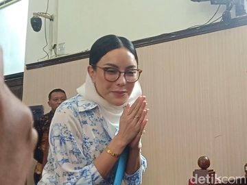 Nikita Mirzani Cosplay Jadi Putri Firaun di Sidang Melawan Reza Gladys