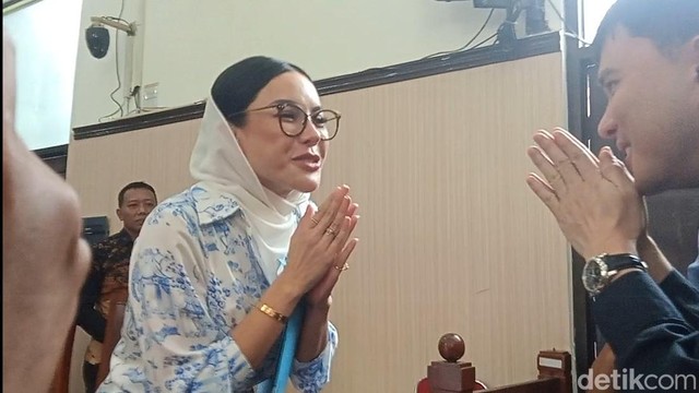 Berita Viral Selebriti dari InsertLive : Tangis Nikita Mirzani Pecah Saat Sidang, Curhat Soal Dipisah dari Anak Saat Sakit