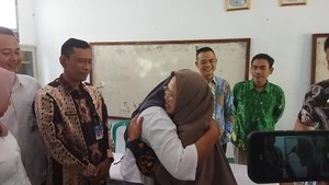 Video: Momen Kepsek-Ortu Siswa SMAN 1 Cimarga Berpelukan Usai Damai
