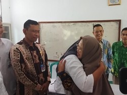 Video: Momen Kepsek-Ortu Siswa SMAN 1 Cimarga Berpelukan Usai Damai