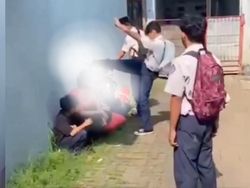 Video Viral Siswa SMP Aniaya Teman di Tambun, Wajah Korban Ditendang Video Viral Siswa SMP Aniaya Teman di Tambun, Wajah Korban Ditendang
