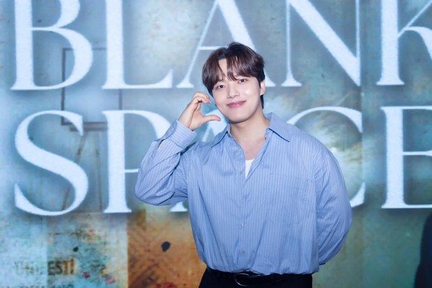 Potret Yeo Jin Goo/ Foto: instagram.com/yeojin9oo Yeo Jin Goo secara perdana mengungkapkan rencana wajib militer melalui tur jumpa penggemar 'Blank Space'. Kabar mendebarkan tersebut disampaikan melalui tampilan surat tangan.