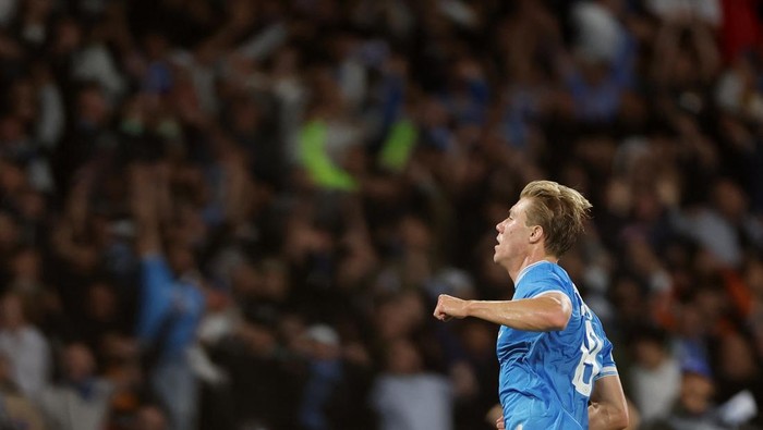 Soccer Football - UEFA Champions League - Napoli v Sporting CP - Stadio Diego Armando Maradona, Naples, Italy - October 1, 2025 Napolis Rasmus Hojlund celebrates scoring their first goal REUTERS/Ciro De Luca