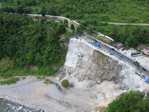 Tebing Malibo Anai Diproteksi untuk Amankan Jalan Nasional Tebing Malibo Anai Diproteksi untuk Amankan Jalan Nasional