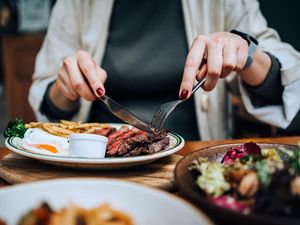 Hindari 5 Hal Paling Memalukan Ini Saat Pesan Makanan di Restoran Hindari 5 Hal Paling Memalukan Ini Saat Pesan Makanan di Restoran