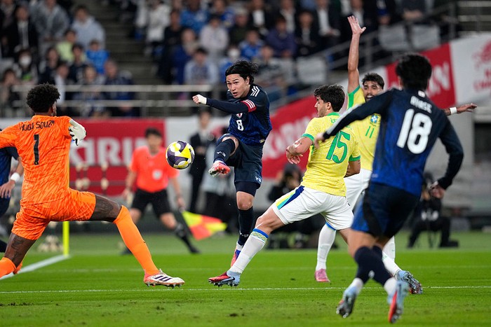 CHOFU, JAPAN - OCTOBER 14: Takumi Minamino of Japan (2nd L) passes the ball during the international friendly match between Japan and Brazil at Tokyo Stadium on October 14, 2025 in Chofu, Tokyo, Japan. (Photo by Toru Hanai/Getty Images)