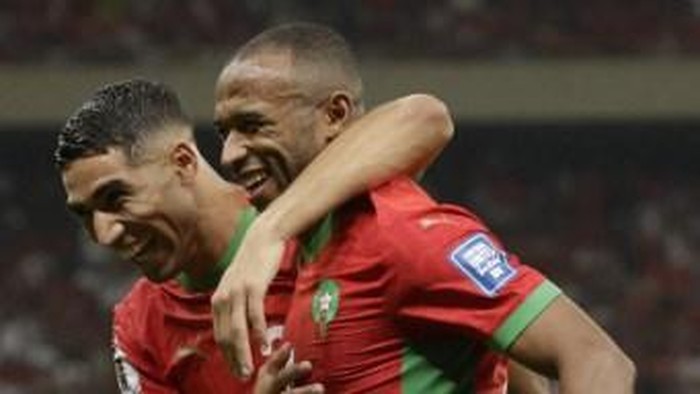 Moroccos forward Ayoub El Kaabi celebrates scoring with Moroccos defender Achraf Hakimi during the FIFA World Cup 2026 Group E African qualification football match between Morocco and Niger at the Prince Moulay Abdellah Sports Complex in Rabat on September 5, 2025. (Photo by Abdel Majid BZIOUAT / AFP)