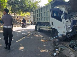 Truk Tabrak Pohon di Jalur Amlapura-Denpasar hingga Ringsek