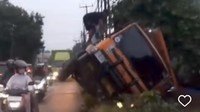 Sopir Kurang Fokus dan Lintasi Tanah Amblas, Truk di Bogor Terguling