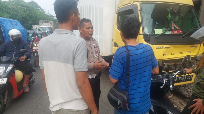 Truk Tabrak 2 Orang di Pinggir Jalan Kalideres Jakbar