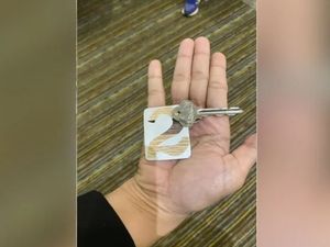 Turis Nyasar 2 Hari, Semua Barang Hilang Cuma Tersisa Kunci Hotel Turis Nyasar 2 Hari, Semua Barang Hilang Cuma Tersisa Kunci Hotel