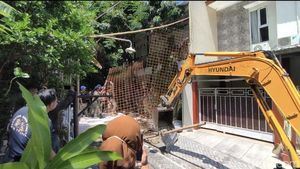 Momen Ari Tak Berkutik Pagarnya yang Blokir Jalan Dibongkar Satpol PP