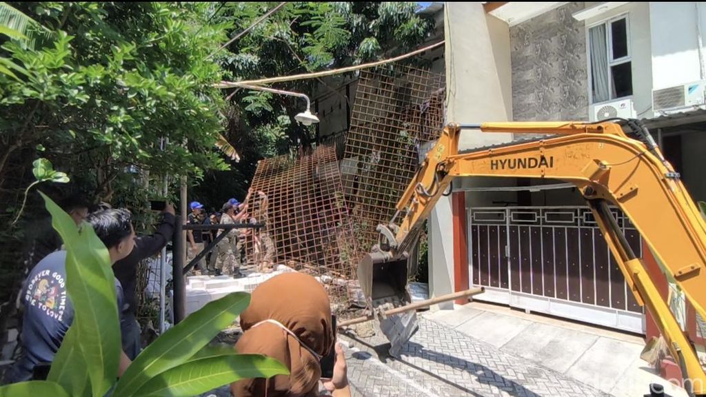 Momen Ari Tak Berkutik Pagarnya yang Blokir Jalan Dibongkar Satpol PP Momen Ari Tak Berkutik Pagarnya yang Blokir Jalan Dibongkar Satpol PP