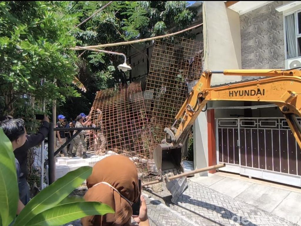 Momen Ari Tak Berkutik Pagarnya yang Blokir Jalan Dibongkar Satpol PP Momen Ari Tak Berkutik Pagarnya yang Blokir Jalan Dibongkar Satpol PP