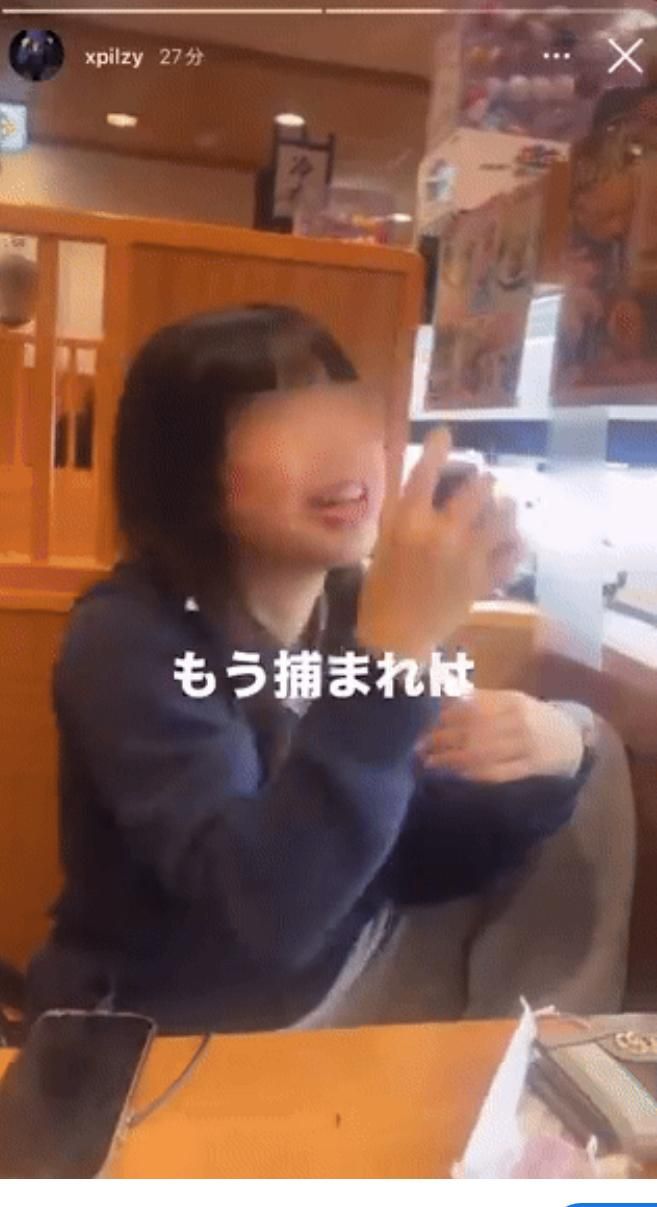 Aksi Pelanggan Pegang Sushi dan Nenggak Kecap Langsung dari Botol