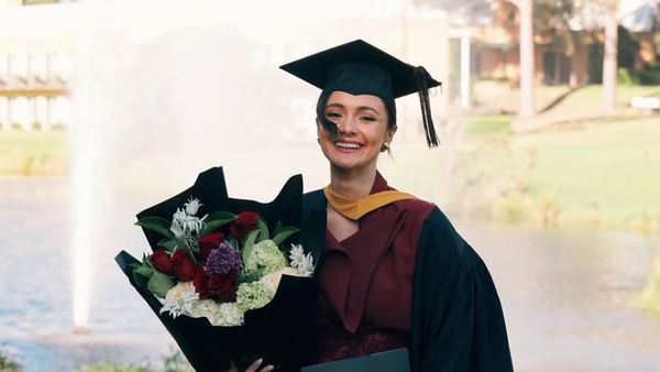 7 Foto Wisuda Amanda Rawles di Sydney, Elegan dengan Nuansa Tradisional Modern