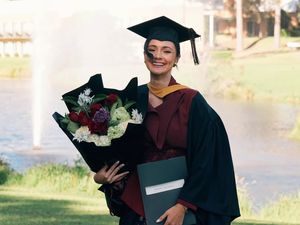 7 Foto Wisuda Amanda Rawles di Sydney, Elegan dengan Nuansa Tradisional Modern 7 Foto Wisuda Amanda Rawles di Sydney, Elegan dengan Nuansa Tradisional Modern