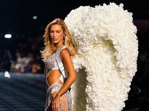 Ini Alasan Bella Hadid Tampak Lemas dan Sulit Jalan di Runway Victorias Secret Ini Alasan Bella Hadid Tampak Lemas dan Sulit Jalan di Runway Victorias Secret