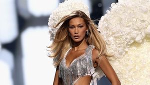 7 Potret Bella Hadid Catwalk Pakai Bra & Sayap 23 Kg, Bikin Fans Cemas