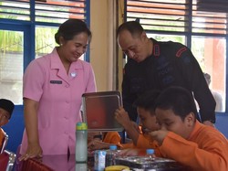 Dari Dapur ke Halaman Sekolah, Brimob Polda Riau Bagikan MBG dan Tanam Pohon