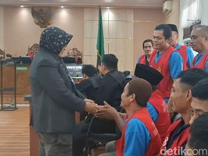 Suara Bergetar Bupati Siak, Minta Warga Terlibat Kasus Kerusuhan Divonis Ringan Suara Bergetar Bupati Siak, Minta Warga Terlibat Kasus Kerusuhan Divonis Ringan