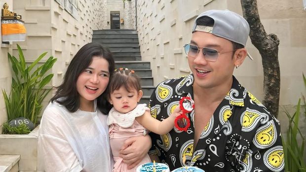 Denny Sumargo dan keluarga