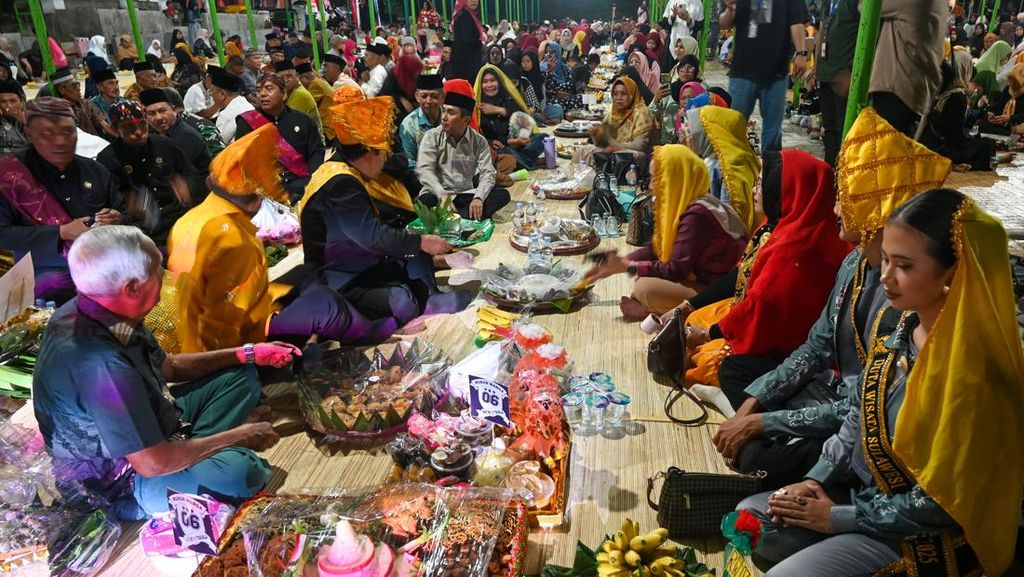 Tradisi 1000 Baki Salama, Wujud Gotong Royong dan Rasa Syukur Warga Palu Tradisi 1000 Baki Salama, Wujud Gotong Royong dan Rasa Syukur Warga Palu