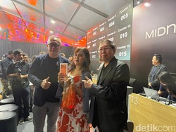 Video: Reaksi Pembeli Pertama RI saat Unboxing iPhone 17 Pro Max