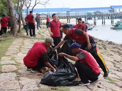 Polisi Gotong Royong Bersihkan Sampah di Mercusuar Legendaris Babar