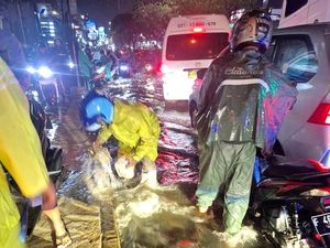 Video: Derasnya Banjir di Depok, Angkot Nyaris Hanyut