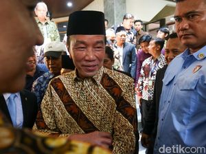 Jokowi Disambut Rektor UGM sebagai Alumni Kehutanan Saat Rapat Senat Jokowi Disambut Rektor UGM sebagai Alumni Kehutanan Saat Rapat Senat